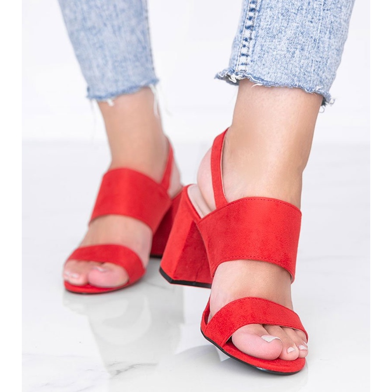 Sandales rouges sur le poste de Lil Sweetie 1