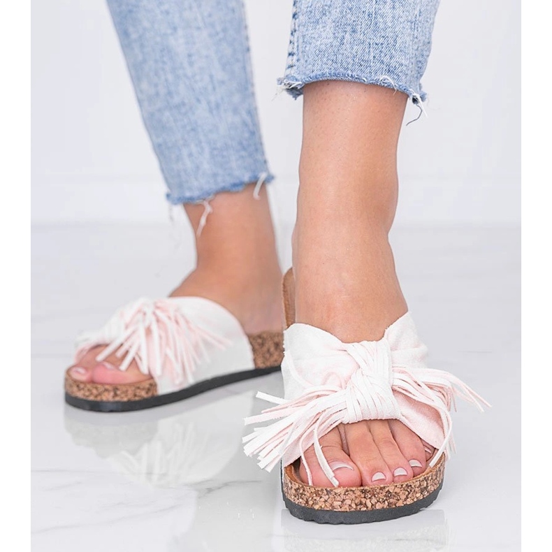 Chaussons beiges sur la semelle en liège Crys 1