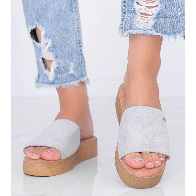 Pantoufles grises sur la plate-forme 1 Pantoufles grises sur la plate-forme 1