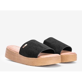 Des pantoufles noires sur la plate-forme le noir 1 Des pantoufles noires sur la plate-forme le noir 1