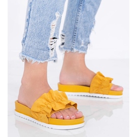 Pantoufles Samantha à volants moutarde jaune 1