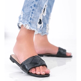 Chaussons noirs avec une tige Iren tressée 1