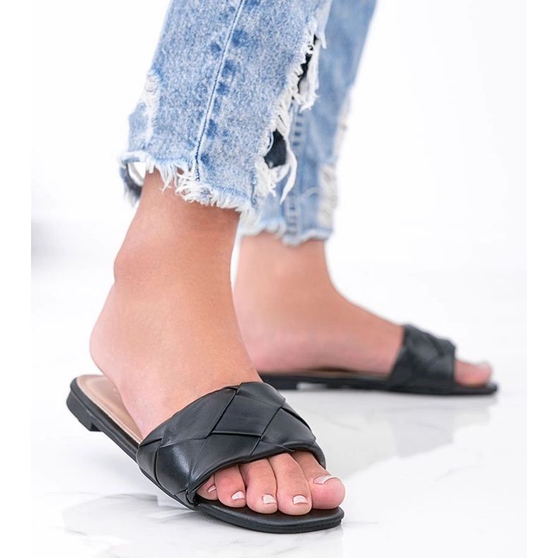 Chaussons noirs avec une tige Iren tressée 1