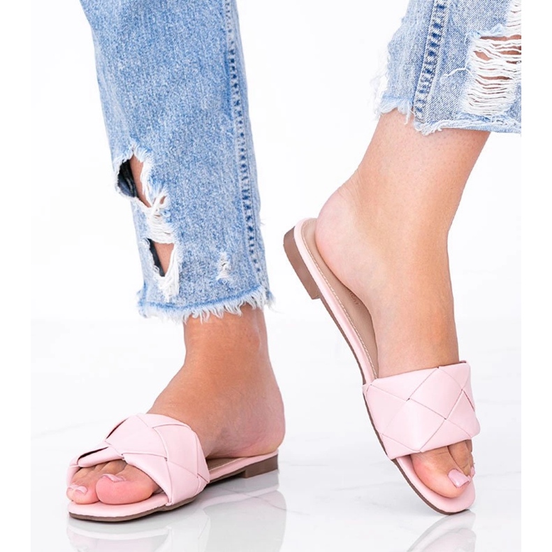 Chaussons roses avec une tige Iren tressée 1