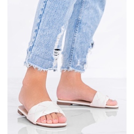 Chaussons beiges avec une tige Iren tressée 1