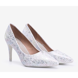 Escarpins blancs sur un talon aiguille avec un motif de lignes holographiques blanche 1