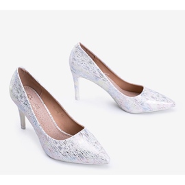 Escarpins blancs sur un talon aiguille avec un motif de lignes holographiques blanche 2