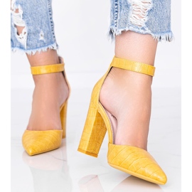 Escarpins moutarde sur tige au motif peau de crocodile Glamour jaune 1