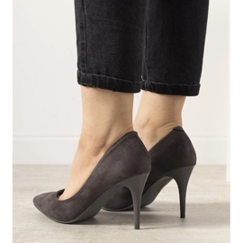 Escarpins gris sur le talon bas d'Eliana 1