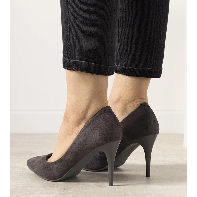 Escarpins gris sur le talon bas d'Eliana 1