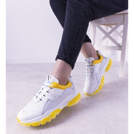 Baskets blanches et jaunes avec semelle ombre 1
