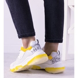Baskets blanches et jaunes avec semelle ombre 2