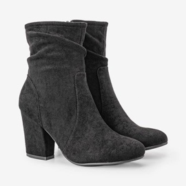 Bottines noires sur le poste Lines le noir 3