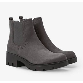 Bottes grises sur le poste d'automne 1