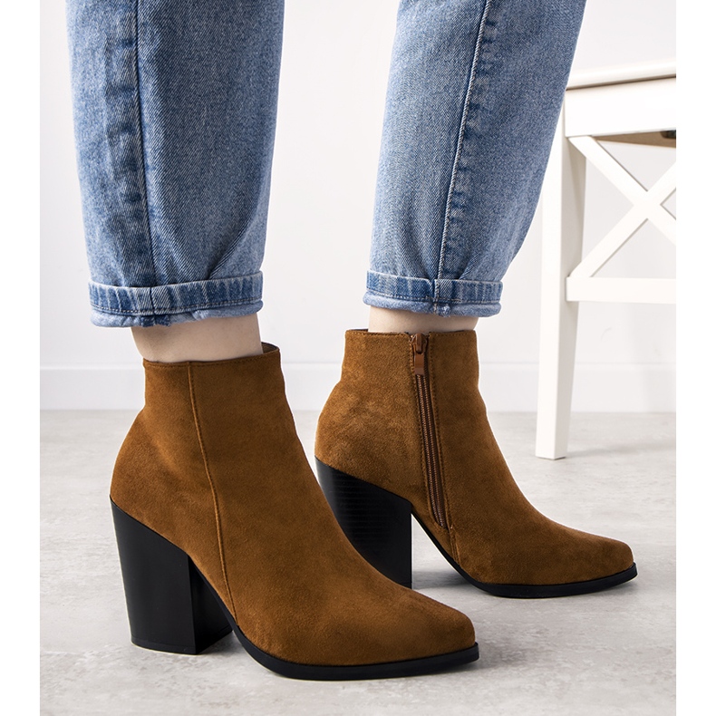 Bottes de cowboy camel sur le poste de Milady brun 1 Bottes de cowboy camel sur le poste de Milady brun 1