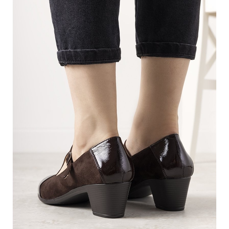 Escarpins marron sur un pilier avec un bout de dessert verni brun 1