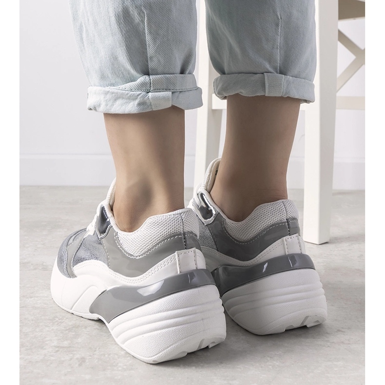 Baskets argentées sur semelle haute blanche 1