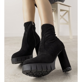 Bottines noires sur le poteau Fiode le noir 1