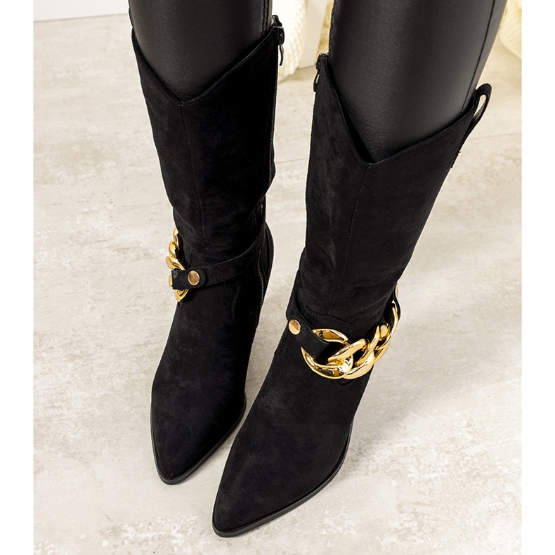 Bottes de cowboy noires sur le poste Effie 1
