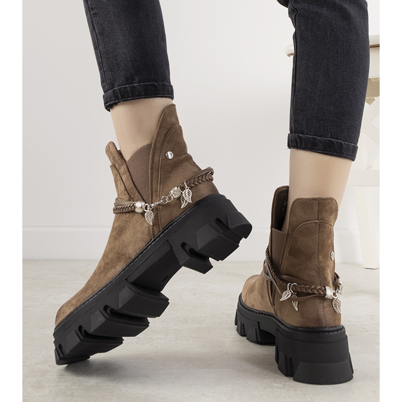 Bottes marron avec un bracelet Fearless brun 1