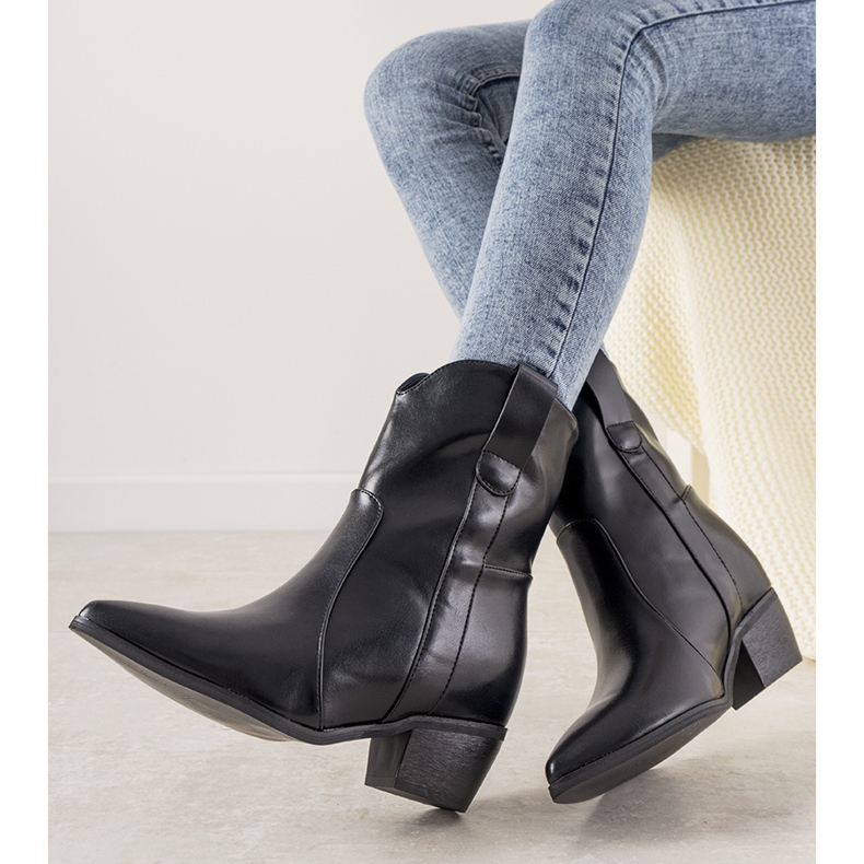 Bottes de cowboy noires sur un poteau Perlage 1