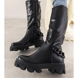 Bottes noires avec une chaîne Conny 2