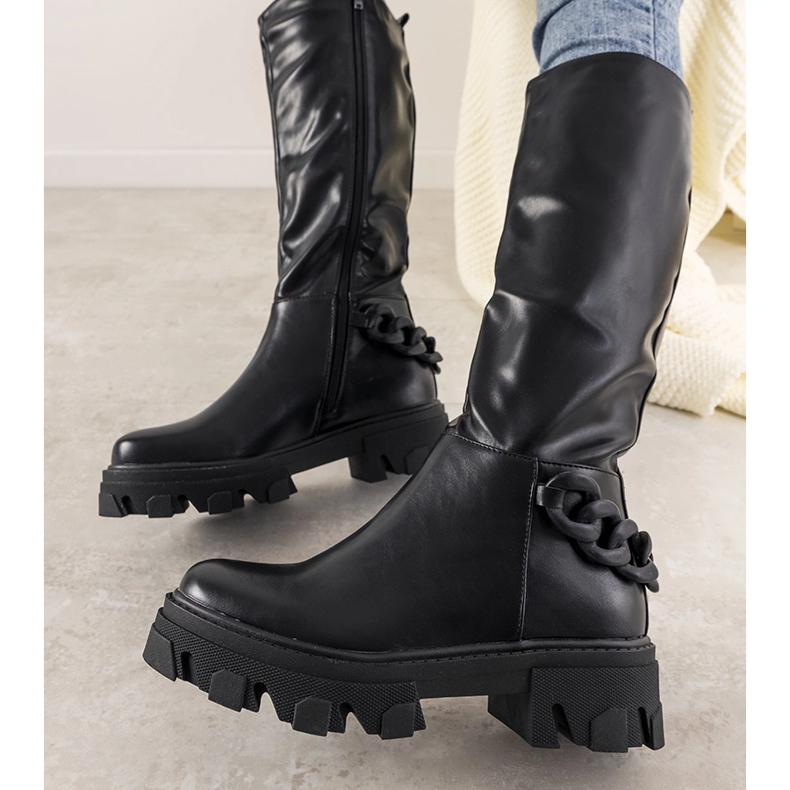 Bottes noires avec une chaîne Conny 2