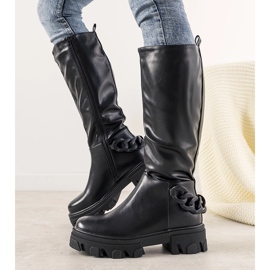Bottes noires avec une chaîne Conny 1
