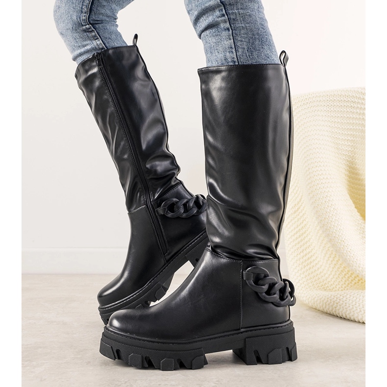 Bottes noires avec une chaîne Conny 1