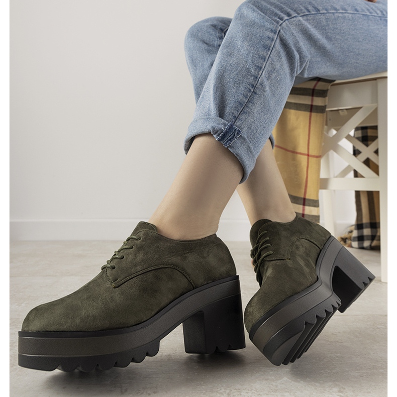 Bottines basses vertes sur le post Cecina 1