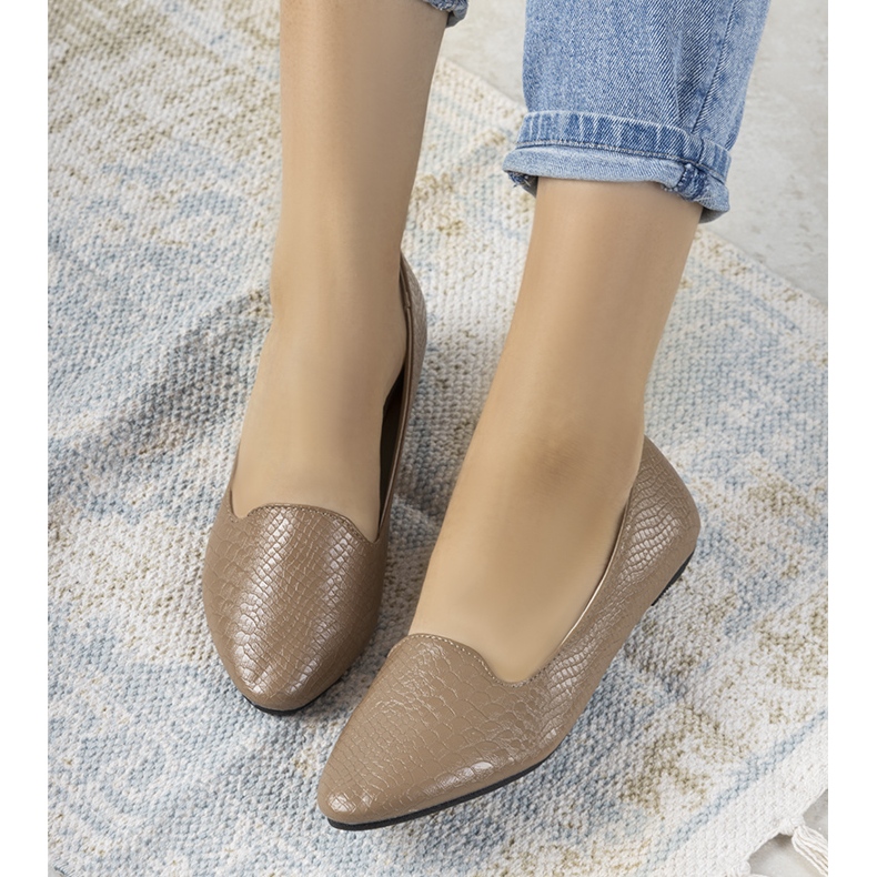 Ballerines marron à motif peau de crocodile d'Aupra beige 1 Ballerines marron à motif peau de crocodile d'Aupra beige 1