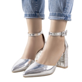 Escarpins argentés sur le poteau Ayers 1 Escarpins argentés sur le poteau Ayers 1