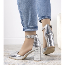 Escarpins argentés sur le poteau Ayers 2 Escarpins argentés sur le poteau Ayers 2