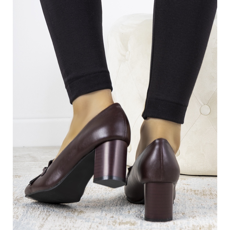 Escarpins marron sur un poteau en éco-cuir d'Alice rouge 1 Escarpins marron sur un poteau en éco-cuir d'Alice rouge 1