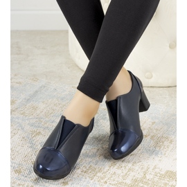 Chaussures bleu marine sur le poste de Villareal 2