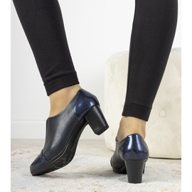 Chaussures bleu marine sur le poste de Villareal 1