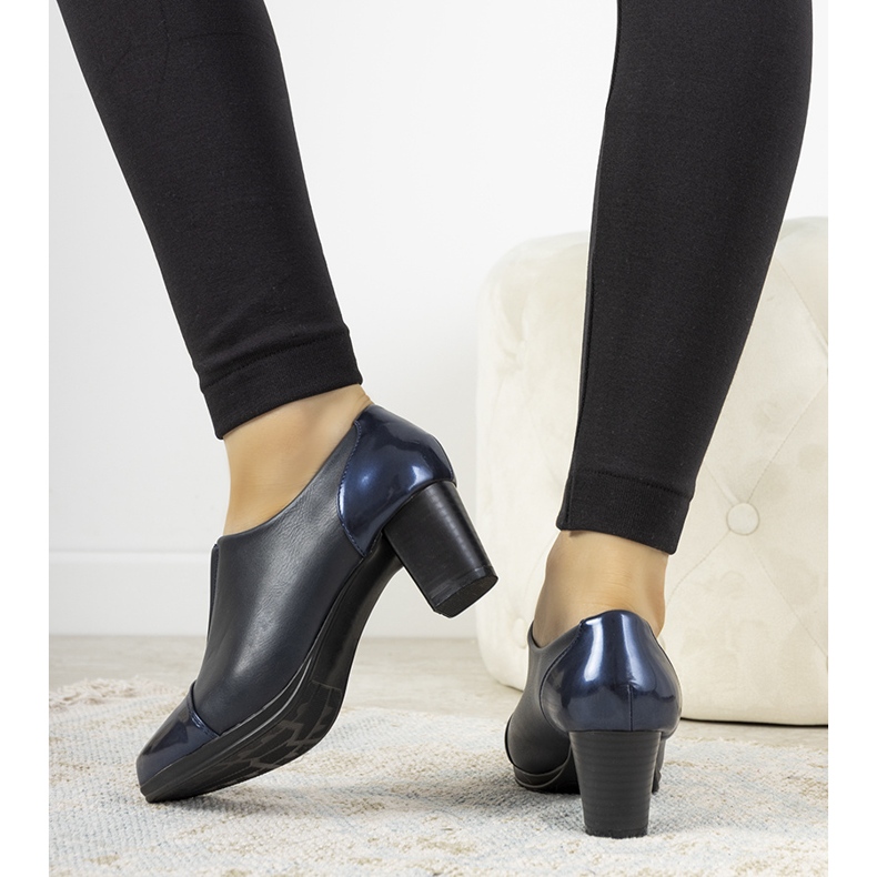 Chaussures bleu marine sur le poste de Villareal 1