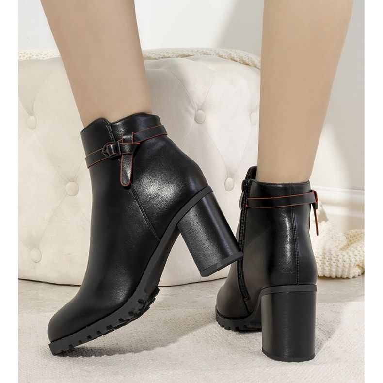 Bottes isolées noires sur le poste Murray 1
