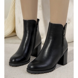 Bottes isolées noires sur le poteau Karen 1