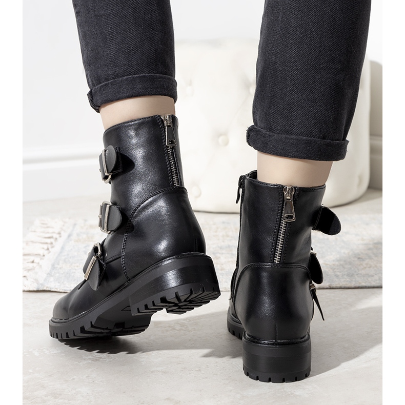 Bottes matelassées noires avec une fermeture éclair décorative 1