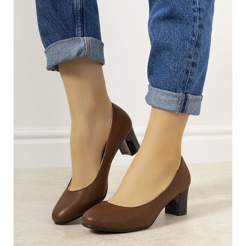 Escarpins marron sur le pilier brun 1 Escarpins marron sur le pilier brun 1