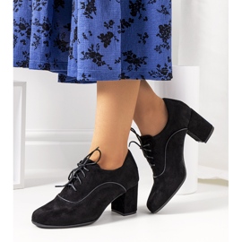 Chaussures noires sur le poste d'oiseau le noir 1