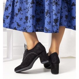 Chaussures noires sur le poste d'oiseau 2