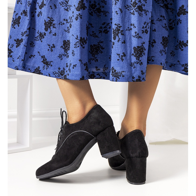 Chaussures noires sur le poste d'oiseau le noir 2