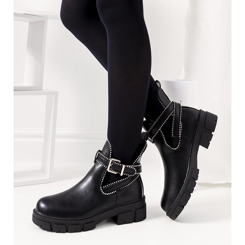 Bottes noires sur la plateforme Huff 1