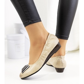 Ballerines beiges sur le coin Sofia 3