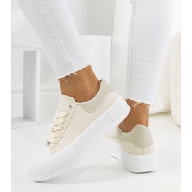 Baskets beiges sur la plateforme Venancia 1