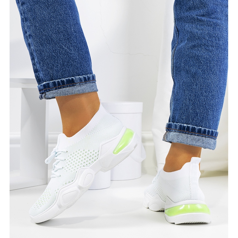 Baskets de sport blanches et vertes 1