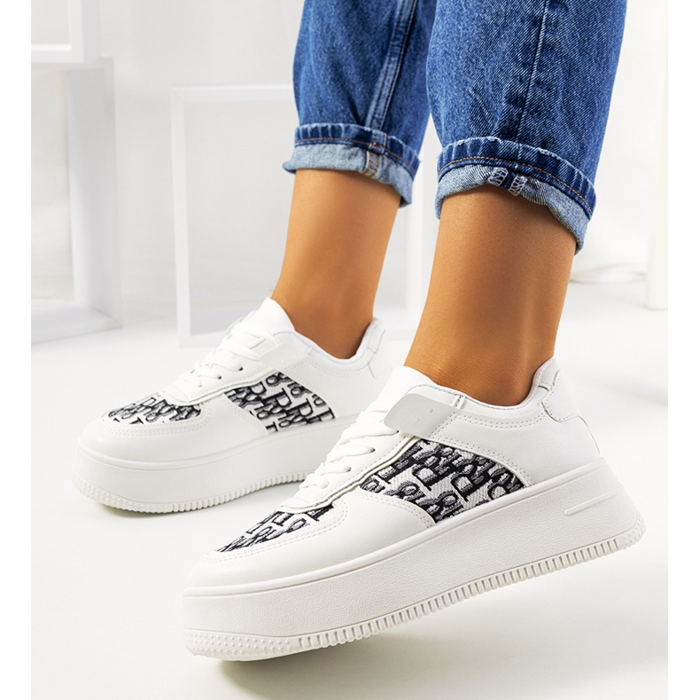 Baskets blanches sur la plateforme Worden 1