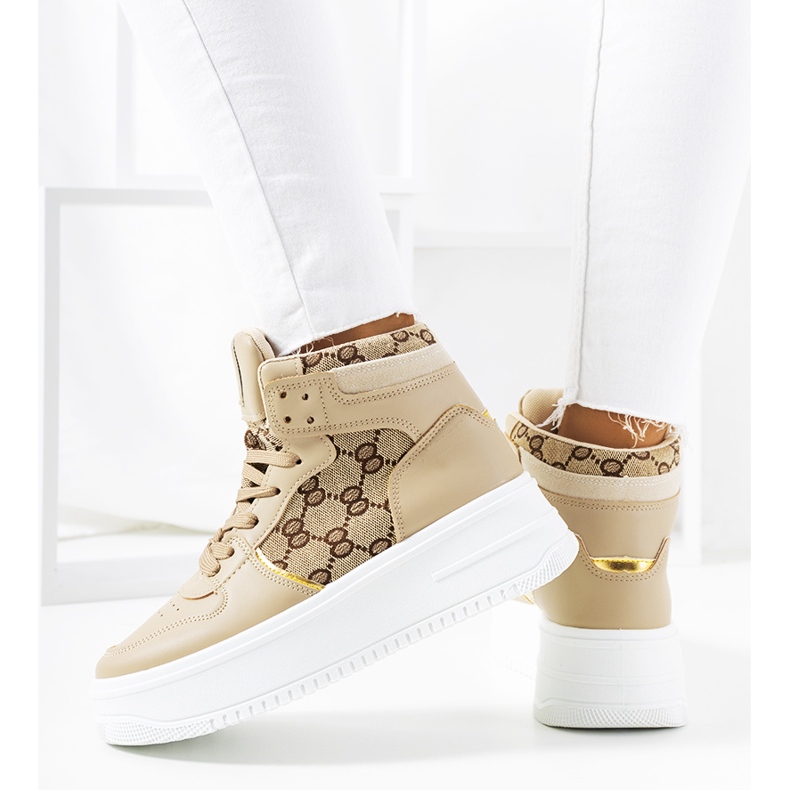 Baskets beiges sur la plateforme Dennis 1